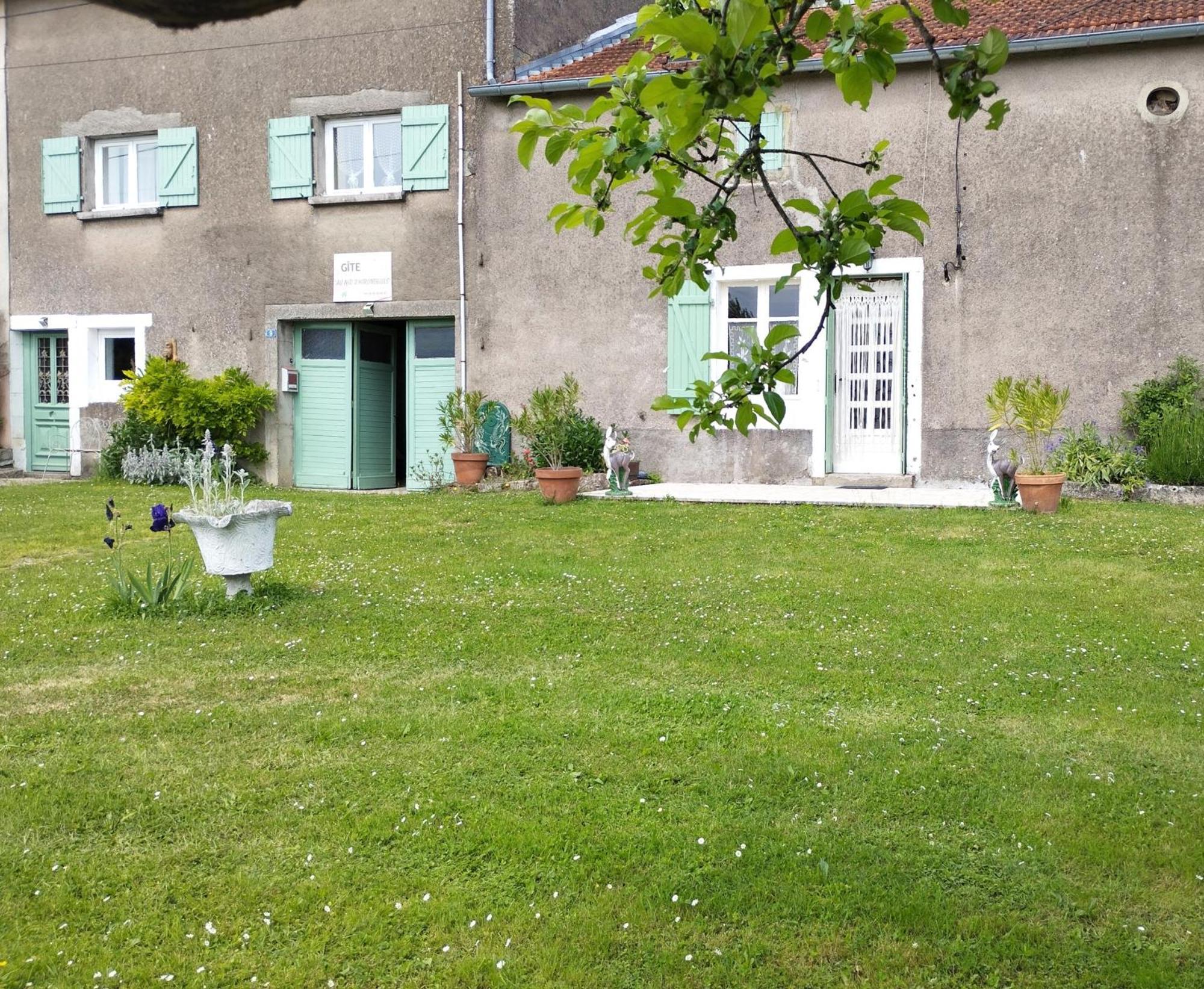 Au Nid D'hirondelles *
